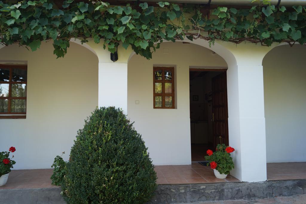 Cseresznyés Vendégház Szomolya Exterior foto