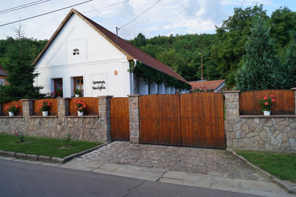 Cseresznyés Vendégház Szomolya Exterior foto