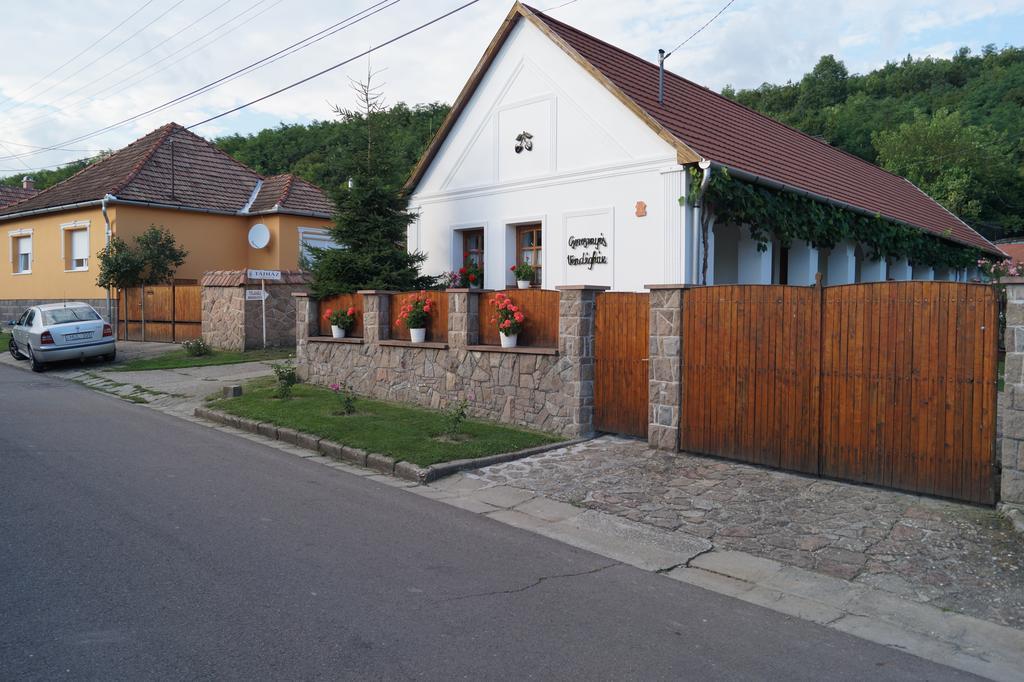 Cseresznyés Vendégház Szomolya Exterior foto